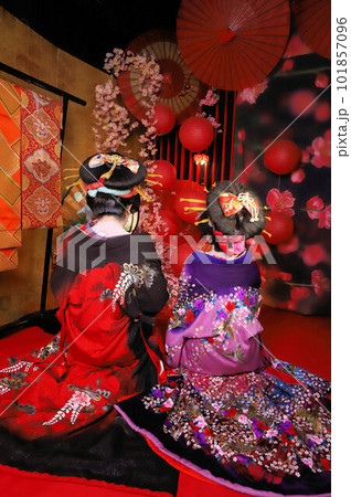 日本人女性と女装の日本人男性、二人での花魁体験、和装変身写真、着物体験 101857096