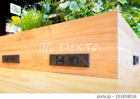 カフェに装備されたUSBポートとAC電源コンセント 101858016
