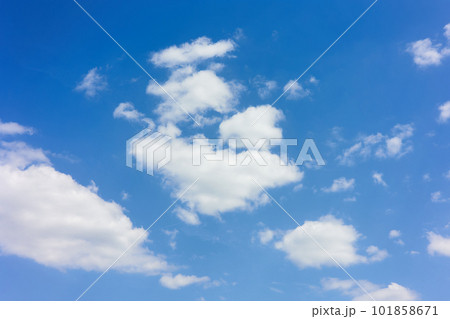 青空と白い雲　背景素材 101858671