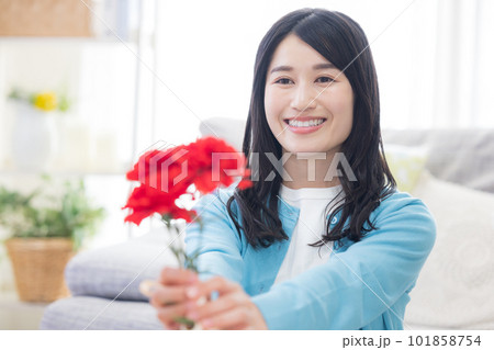 母の日のプレゼント差し出す女性 母の日のプレゼント差し出す女性 101858754