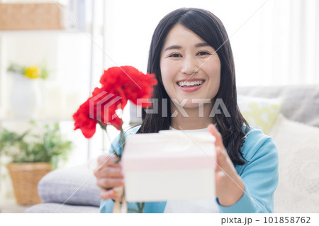 母の日のプレゼント差し出す女性 101858762