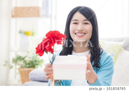 母の日のプレゼント差し出す女性 101858765