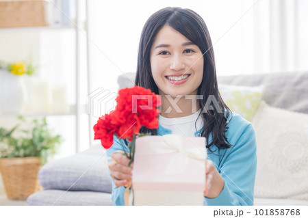 母の日のプレゼント差し出す女性 101858768