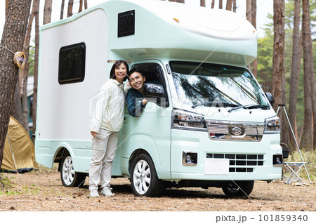 キャンピングカーで旅するカップル キャンピングカーで旅するカップル 101859340