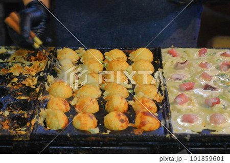 たこ焼きを焼く鉄板 たこ焼きを焼く鉄板 101859601