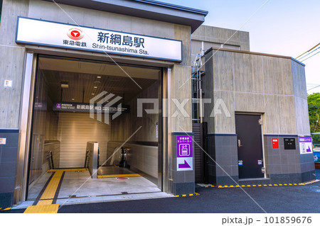 日本の横浜都市景観　東急新横浜線　新綱島駅南口などを望む 101859676