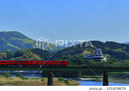 【愛媛県】大洲城と肱川橋梁を渡る観光列車（伊予灘ものがたり） 101859679