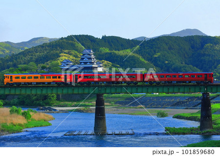 【愛媛県】大洲城と肱川橋梁を渡る観光列車（伊予灘ものがたり） 101859680