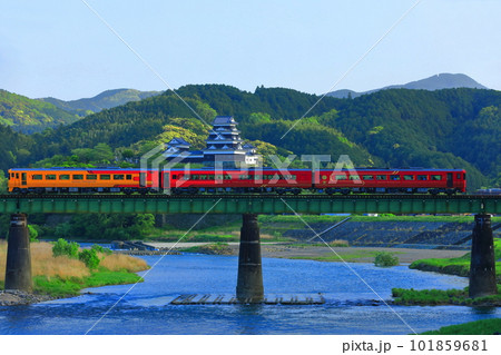 【愛媛県】大洲城と肱川橋梁を渡る観光列車（伊予灘ものがたり） 101859681