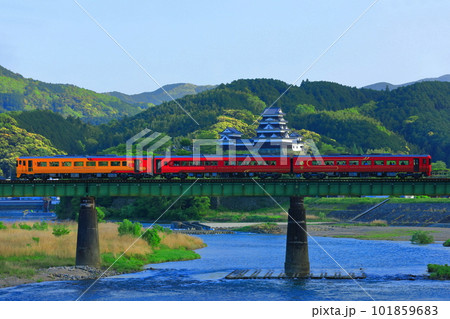 【愛媛県】大洲城と肱川橋梁を渡る観光列車（伊予灘ものがたり） 101859683