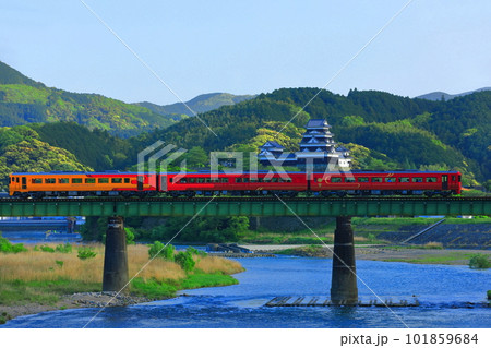 【愛媛県】大洲城と肱川橋梁を渡る観光列車(伊予灘ものがたり) 【愛媛県】大洲城と肱川橋梁を渡る観光列車(伊予灘ものがたり) 101859684