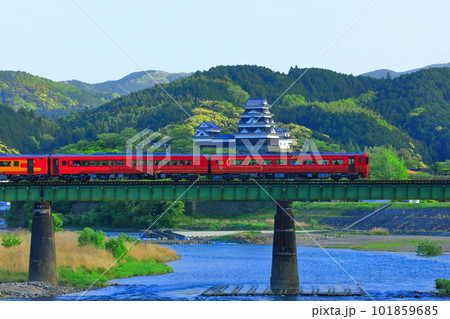 【愛媛県】大洲城と肱川橋梁を渡る観光列車（伊予灘ものがたり） 101859685