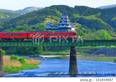 【愛媛県】大洲城と肱川橋梁を渡る観光列車（伊予灘ものがたり） 101859687