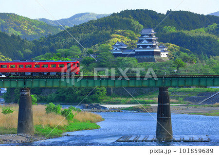 【愛媛県】大洲城と肱川橋梁を渡る観光列車（伊予灘ものがたり） 101859689