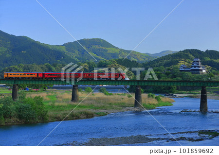 【愛媛県】大洲城と肱川橋梁を渡る観光列車（伊予灘ものがたり） 101859692