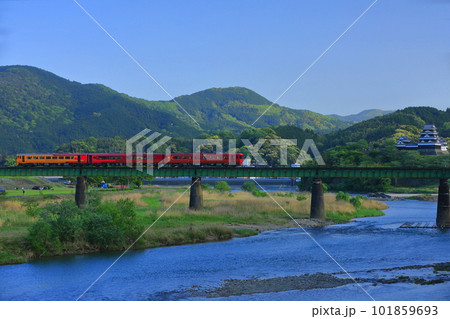 【愛媛県】大洲城と肱川橋梁を渡る観光列車（伊予灘ものがたり） 101859693