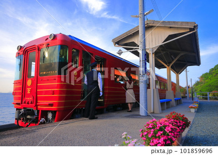 【愛媛県】夕陽を浴びる下灘駅と伊予灘ものがたり(日本一海に近い駅) 【愛媛県】夕陽を浴びる下灘駅と伊予灘ものがたり(日本一海に近い駅) 101859696