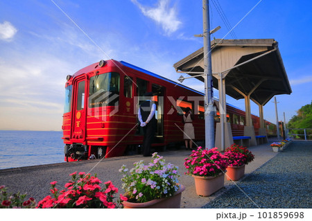 【愛媛県】夕陽を浴びる下灘駅と伊予灘ものがたり(日本一海に近い駅) 【愛媛県】夕陽を浴びる下灘駅と伊予灘ものがたり(日本一海に近い駅) 101859698