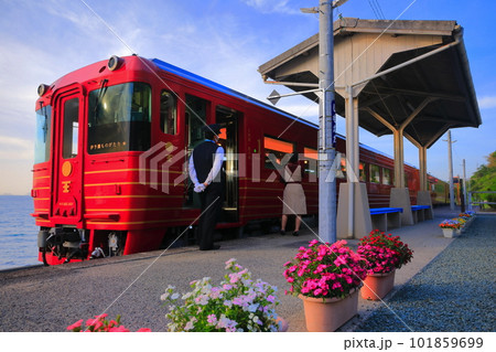 【愛媛県】夕陽を浴びる下灘駅と伊予灘ものがたり（日本一海に近い駅） 101859699