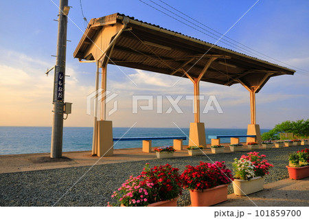 【愛媛県】下灘駅と夕陽（日本一海に近い駅） 101859700