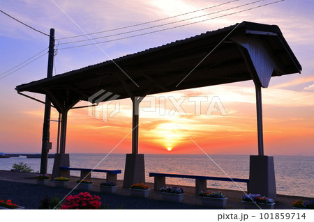 【愛媛県】下灘駅と夕陽(日本一海に近い駅) 【愛媛県】下灘駅と夕陽(日本一海に近い駅) 101859714
