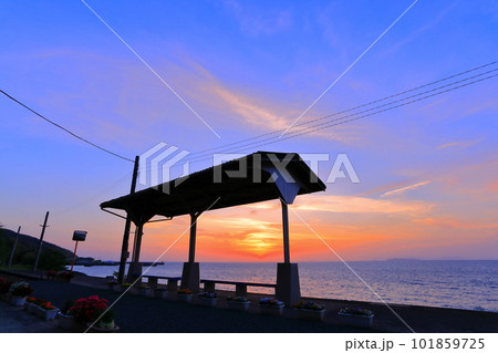 【愛媛県】下灘駅と夕陽(日本一海に近い駅) 【愛媛県】下灘駅と夕陽(日本一海に近い駅) 101859725