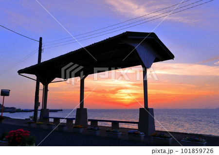 【愛媛県】下灘駅と夕陽(日本一海に近い駅) 【愛媛県】下灘駅と夕陽(日本一海に近い駅) 101859726