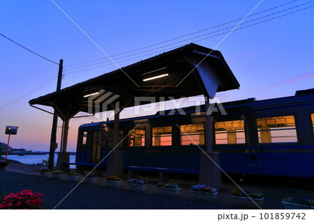 【愛媛県】夕暮れの下灘駅と列車(日本一海に近い駅) 【愛媛県】夕暮れの下灘駅と列車(日本一海に近い駅) 101859742