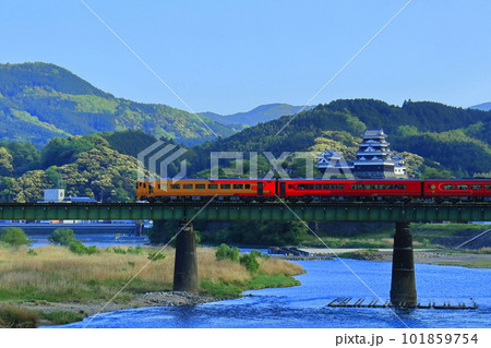 【愛媛県】大洲城と肱川橋梁を渡る観光列車（伊予灘ものがたり） 101859754
