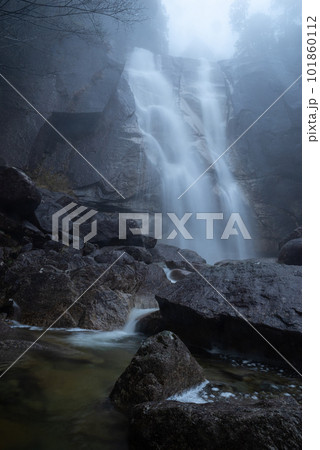 霧の中を流れる滝　田立の滝 101860112