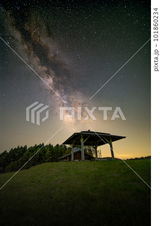 福島県東白川郡 鹿角平天文台の東屋と天の川 福島県東白川郡 鹿角平天文台の東屋と天の川 101860234