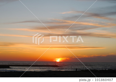 沈む夕日と美しい海の風景写真 101860407