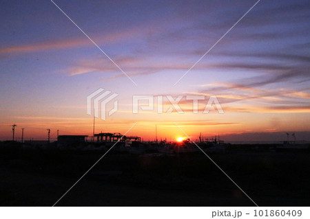 夕日の光と海 101860409