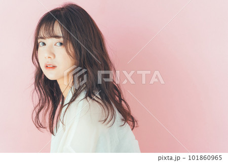 若い女性のヘアスタイルイメージ 101860965