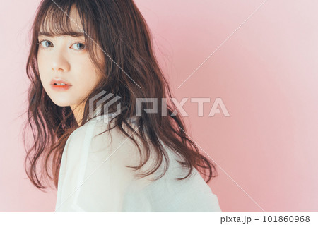 若い女性のヘアスタイルイメージ 若い女性のヘアスタイルイメージ 101860968