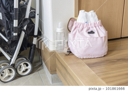 赤ちゃん外出用の持ち物とベビーカーと玄関 101861666
