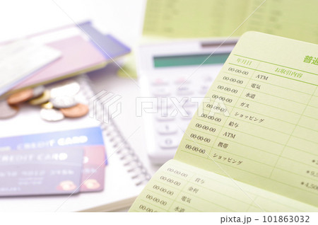 お金のやりくりをするイメージ 101863032