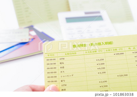 お金のやりくりをするイメージ お金のやりくりをするイメージ 101863038