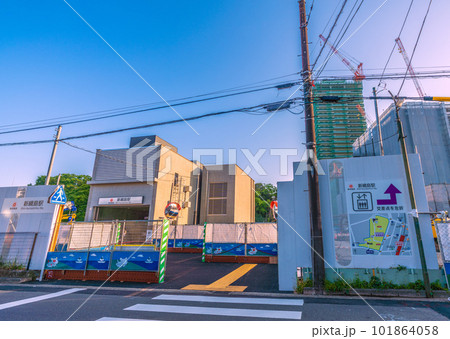 日本の横浜都市景観　東急新横浜線　新綱島駅北口などを望む 101864058