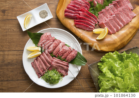 焼き肉 家食 食事会 和牛の霜降り肉 焼き肉 家食 食事会 和牛の霜降り肉 101864130