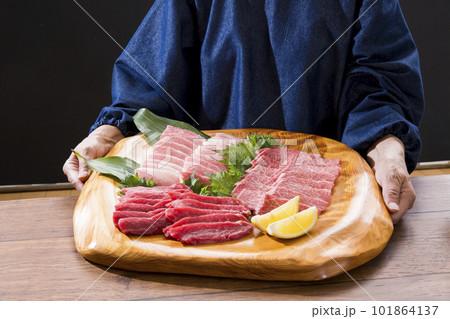 焼き肉　家食　食事会　和牛の霜降り肉 101864137