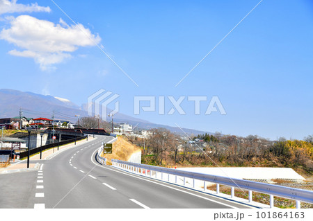 海野宿付近より海野宿橋、浅間山方面を望む(長野県東御市)【2023.4】 101864163