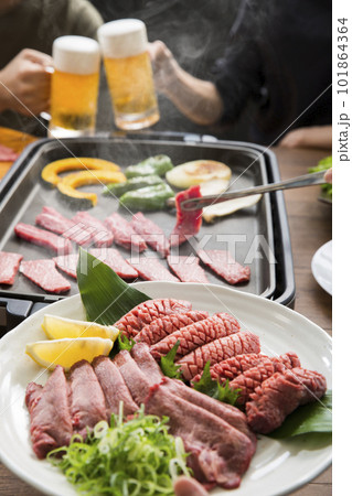 家庭で焼肉 ビールで乾杯 家庭で焼肉 ビールで乾杯 101864364