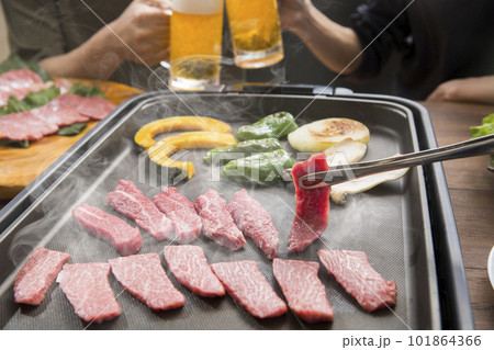 家庭で焼肉 ビールで乾杯 家庭で焼肉 ビールで乾杯 101864366