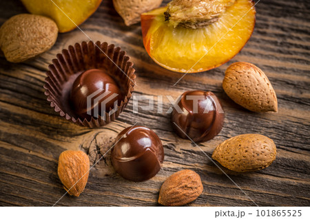 Fine chocolate bonbon 101865525