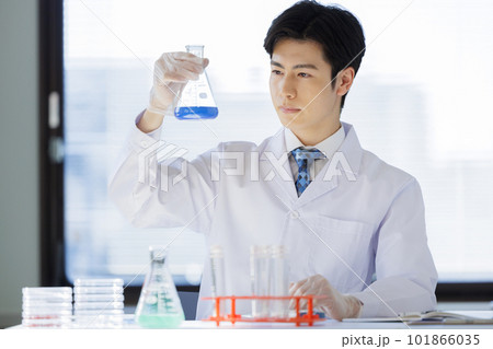 研究 実験 男性 白衣 研究 実験 男性 白衣 101866035