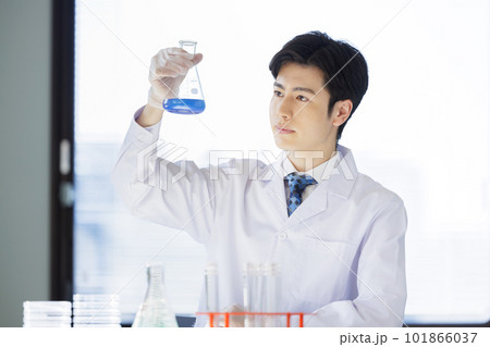 研究 実験 男性 白衣 研究 実験 男性 白衣 101866037
