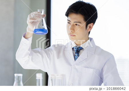 研究 実験 男性 白衣 研究 実験 男性 白衣 101866042