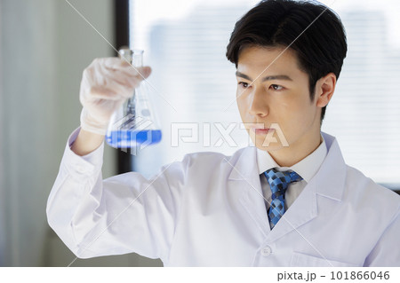 研究 実験 男性 白衣 研究 実験 男性 白衣 101866046