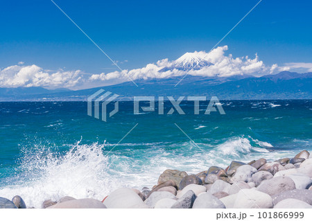 (静岡県)西伊豆戸田の海岸から望む富士山 (静岡県)西伊豆戸田の海岸から望む富士山 101866999